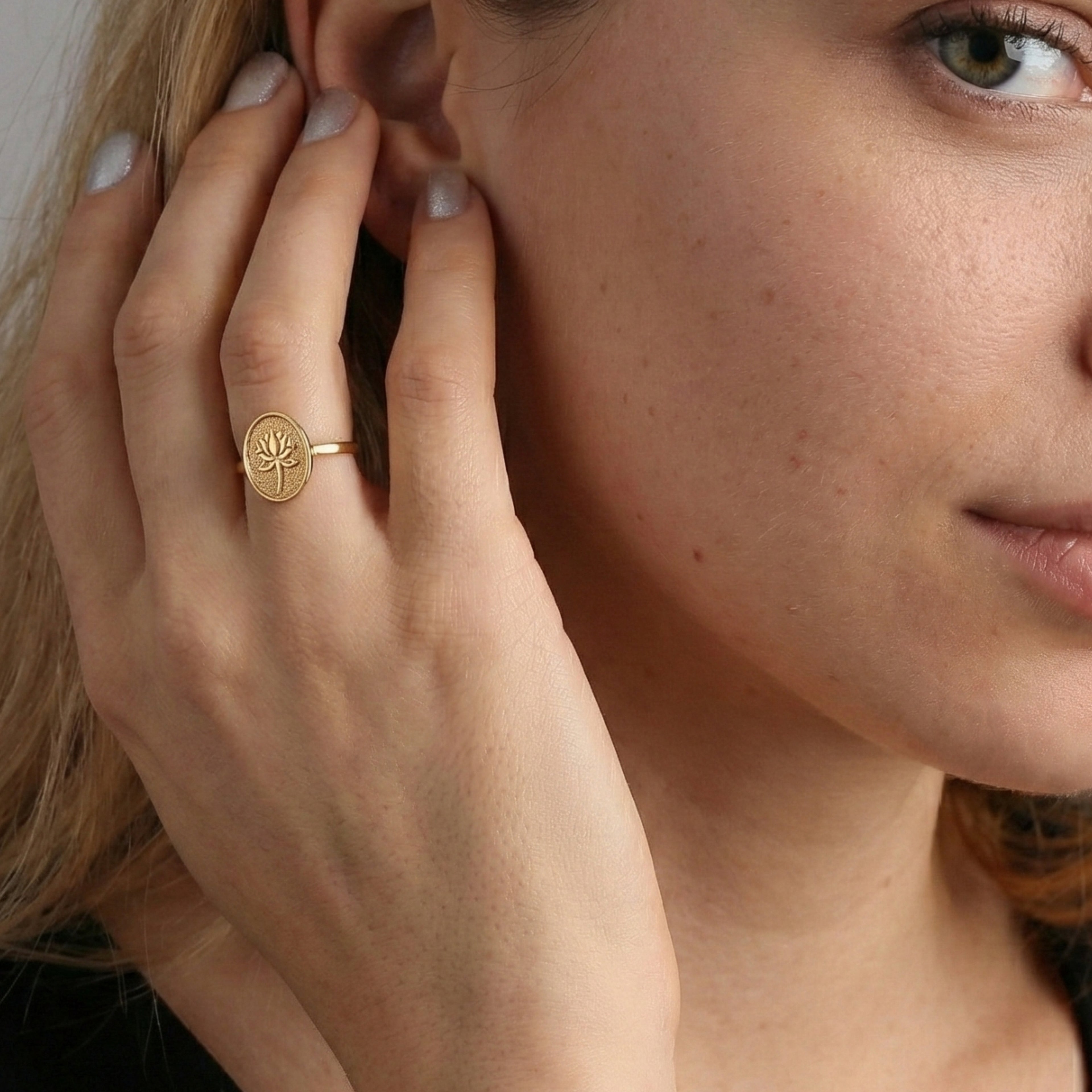 Personalized Birth Flower Signet Ring - Dainty Gift Jewelry